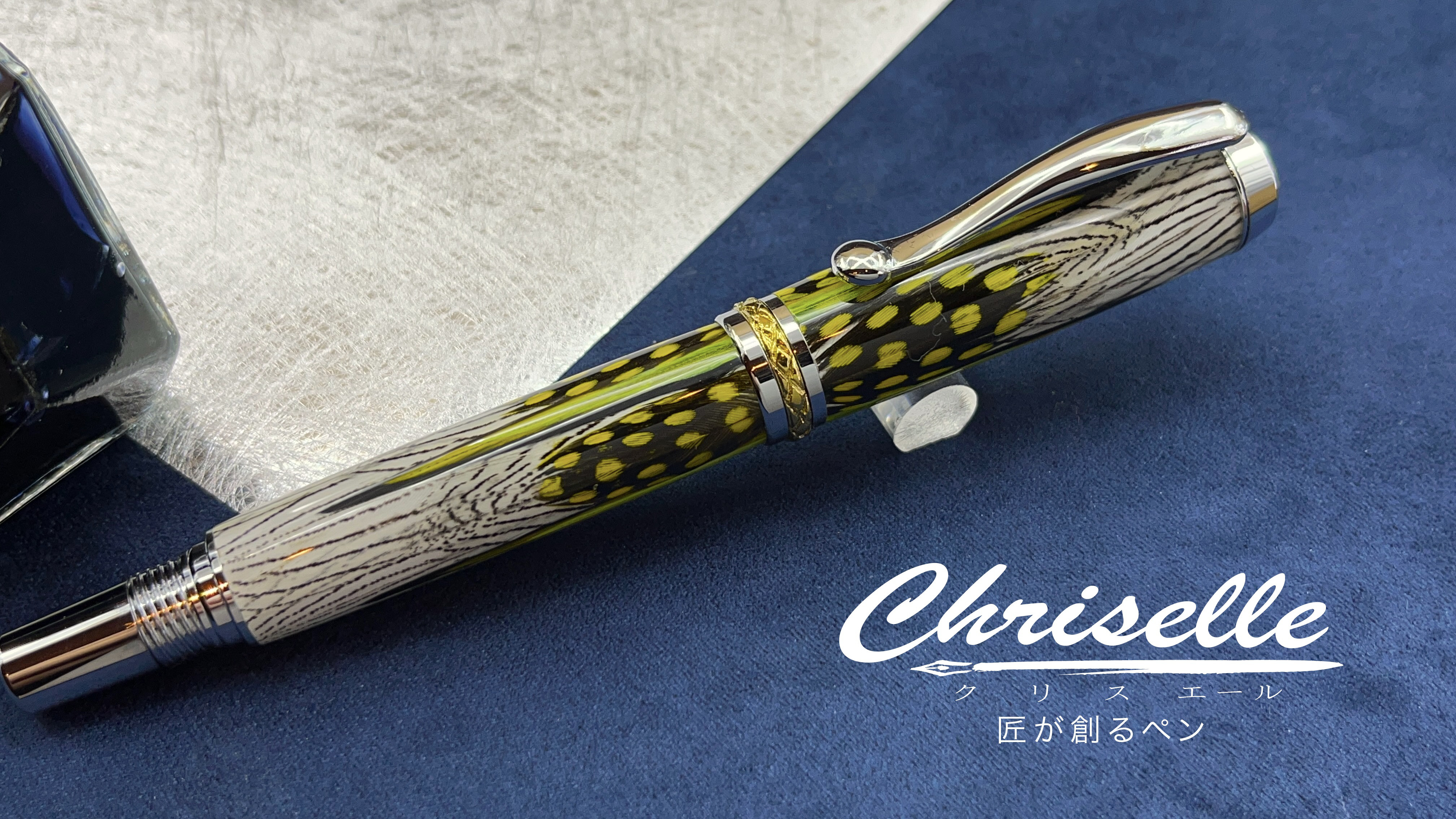 本物の鳥の羽を入れたペン