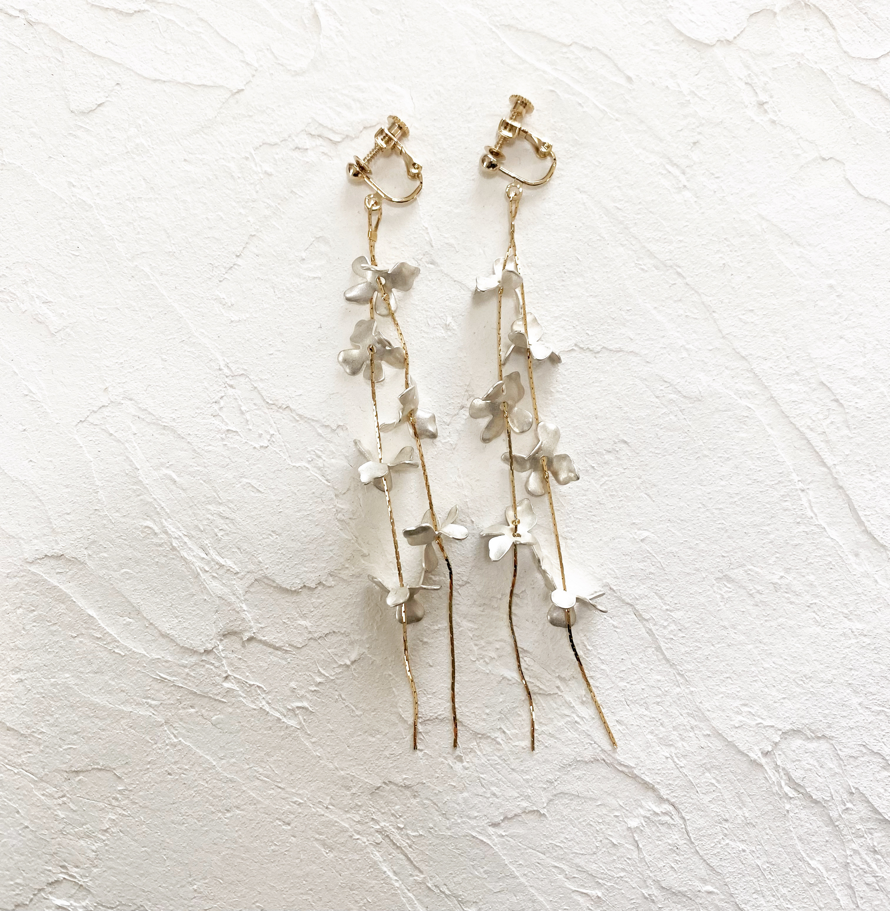 ヴィンテージホワイトフラワーシンプルロングイヤリング