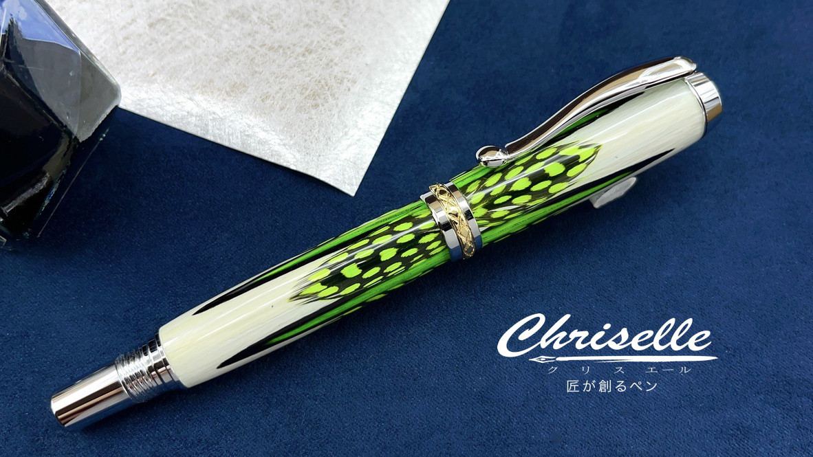 本物の鳥の羽を入れたペン