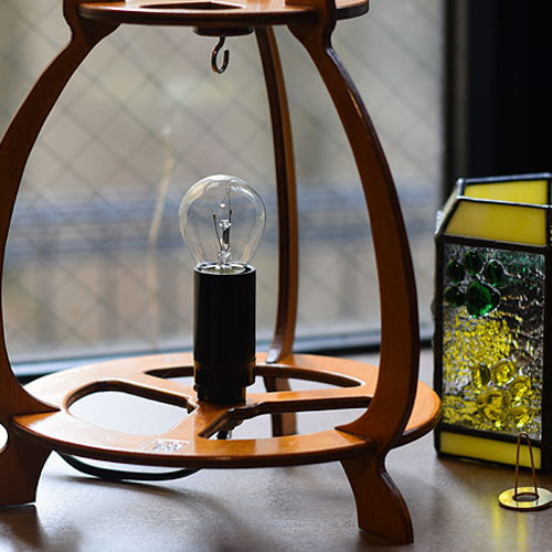 ステンドグラス・3本足木枠の6面猫ランプ 673 スタンドライト