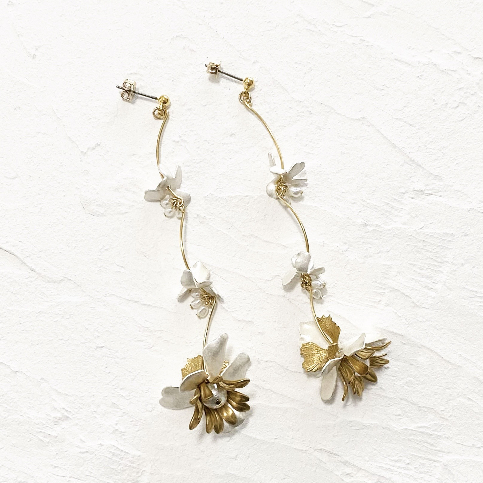 ヴィンテージホワイトフラワーカーブピアス