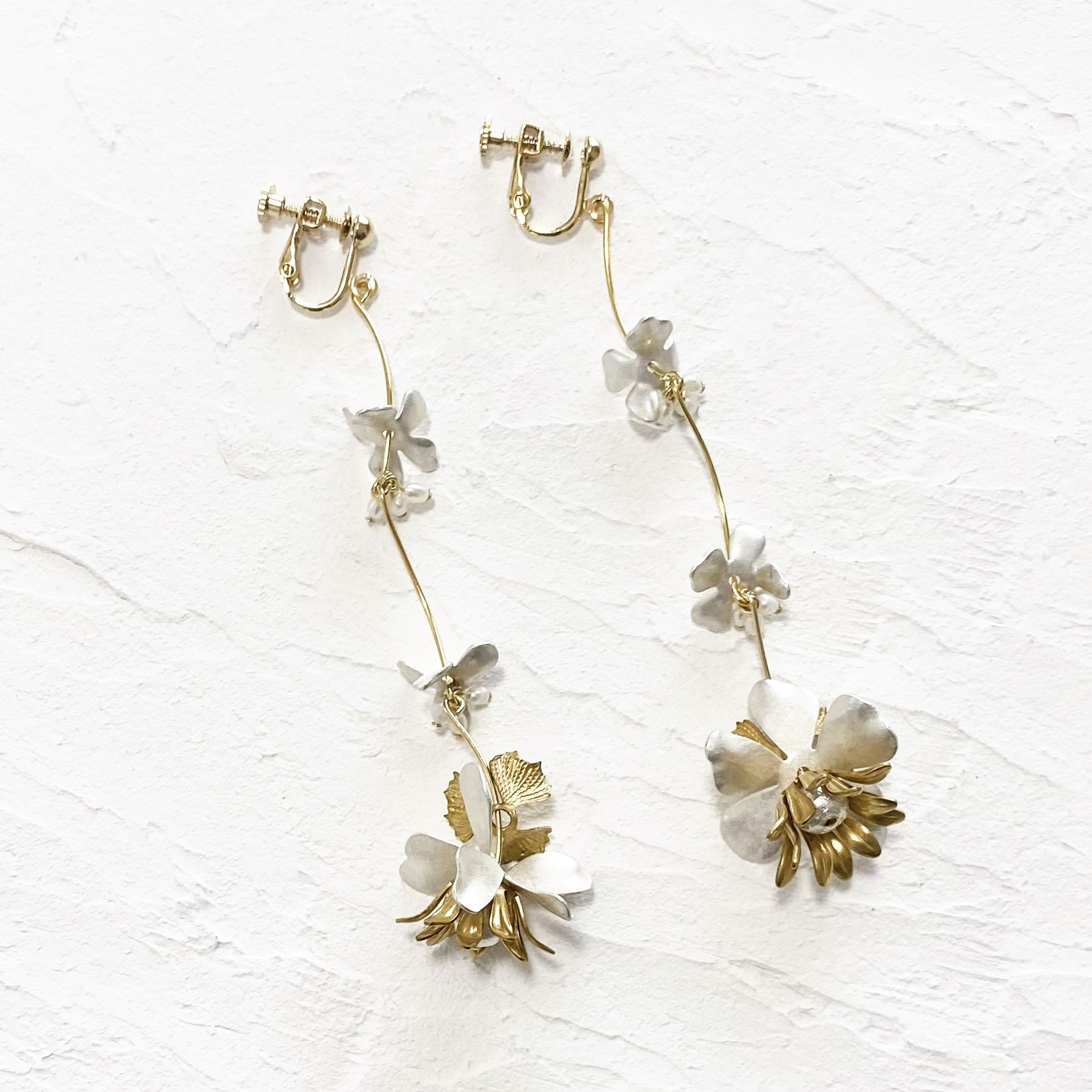 ヴィンテージホワイトフラワーカーブイヤリング