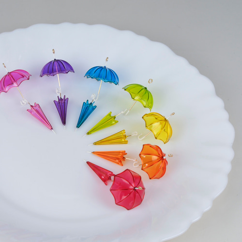 プレゼントゆらゆら傘ピアス Amazon | SUNNYCLUE 6色24個 樹脂傘 アクリルペンダント