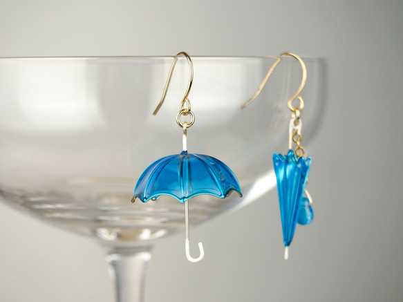 傘のピアス（ブルー）【特価】 ピアス（フック・チェーン） ラトリエ F