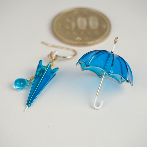 傘のピアス（ブルー）【特価】 ピアス（フック・チェーン） ラトリエ F