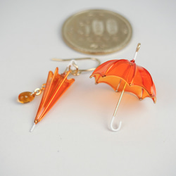 傘のピアス（オレンジ）【新色】 3枚目の画像