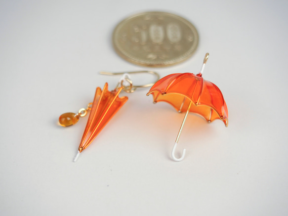 傘のピアス（オレンジ）【新色】 3枚目の画像