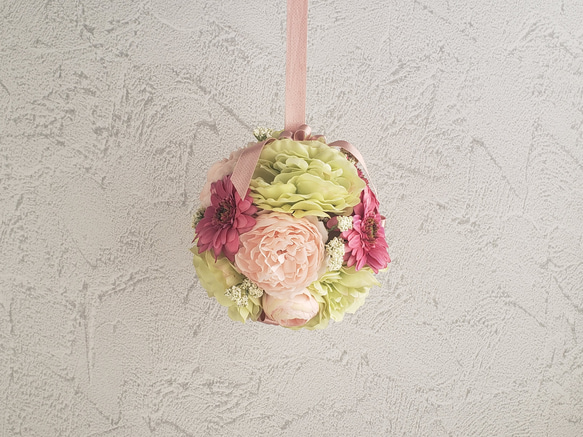 グリーン×ピンク♡フレッシュカラーのボールブーケ　結婚式　可愛いビタミンカラー　バラ・ガーベラ〈2212003S 〉 2枚目の画像