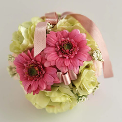 グリーン×ピンク♡フレッシュカラーのボールブーケ　結婚式　可愛いビタミンカラー　バラ・ガーベラ〈2212003S 〉 9枚目の画像