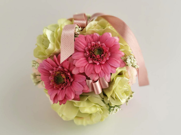 グリーン×ピンク♡フレッシュカラーのボールブーケ　結婚式　可愛いビタミンカラー　バラ・ガーベラ〈2212003S 〉 9枚目の画像