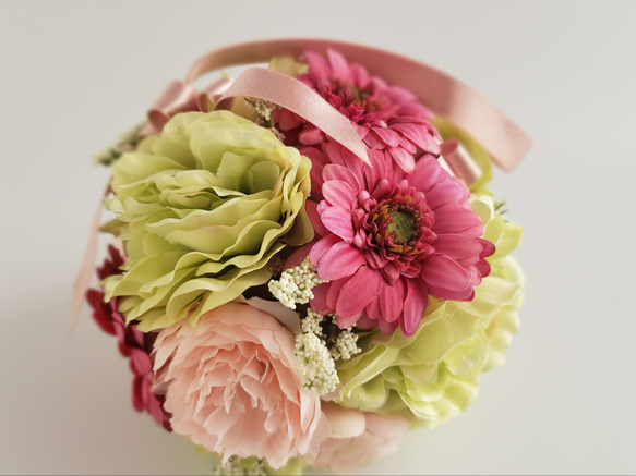 グリーン×ピンク♡フレッシュカラーのボールブーケ　結婚式　可愛いビタミンカラー　バラ・ガーベラ〈2212003S 〉 8枚目の画像