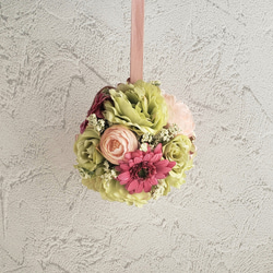 グリーン×ピンク♡フレッシュカラーのボールブーケ　結婚式　可愛いビタミンカラー　バラ・ガーベラ〈2212003S 〉 4枚目の画像