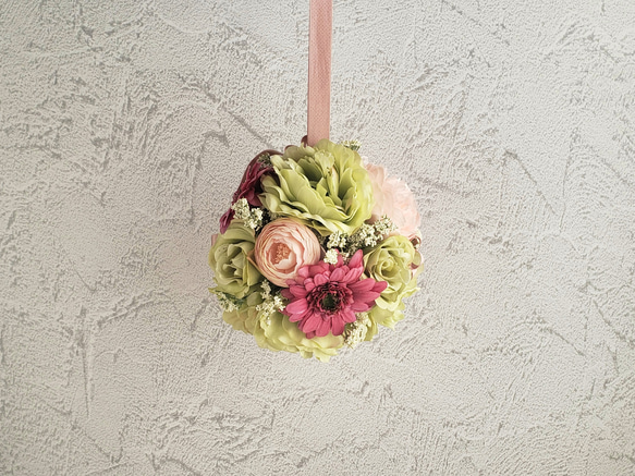 グリーン×ピンク♡フレッシュカラーのボールブーケ　結婚式　可愛いビタミンカラー　バラ・ガーベラ〈2212003S 〉 4枚目の画像