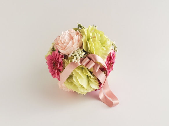 グリーン×ピンク♡フレッシュカラーのボールブーケ　結婚式　可愛いビタミンカラー　バラ・ガーベラ〈2212003S 〉 6枚目の画像