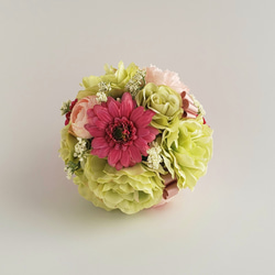 グリーン×ピンク♡フレッシュカラーのボールブーケ　結婚式　可愛いビタミンカラー　バラ・ガーベラ〈2212003S 〉 7枚目の画像