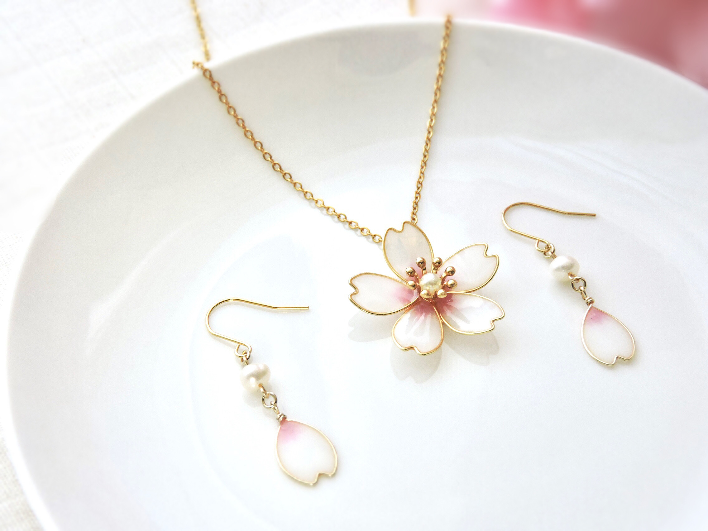 お花見セット　桜の花びらと淡水パールのピアス．イヤリング＆ネックレス（白）