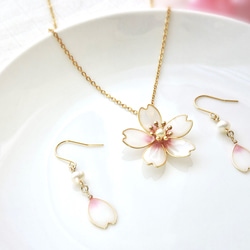 お花見セット 桜の花びらと淡水パールのピアス．イヤリング