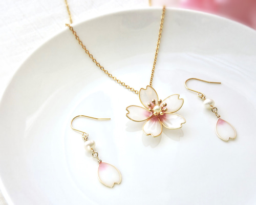 お花見セット 桜の花びらと淡水パールのピアス．イヤリング