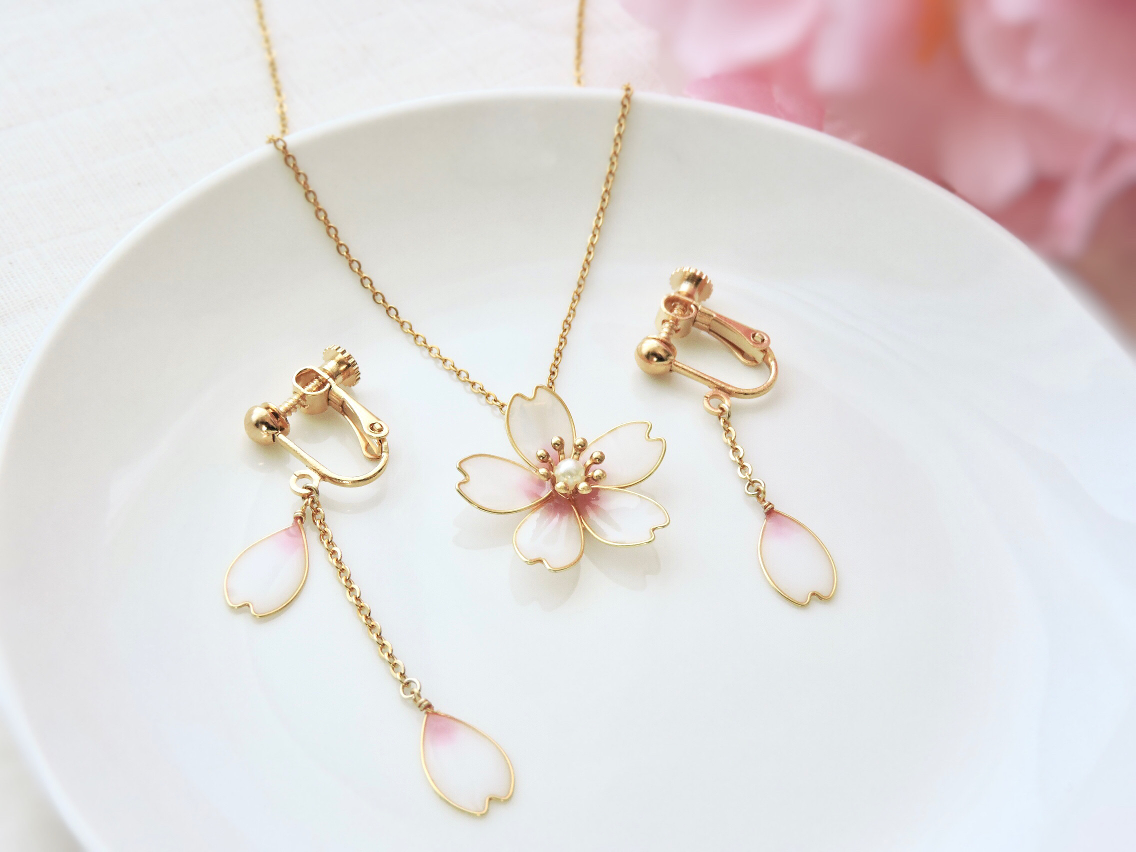 お花見セット　桜舞う 桜の花びらピアス．イヤリング＆ネックレス（白）