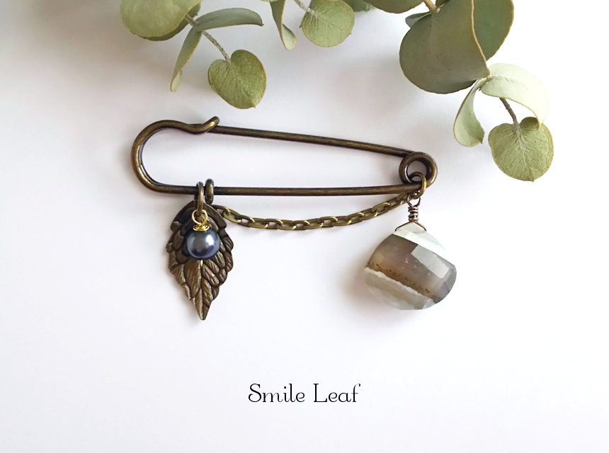 ストライプブルーオパールと淡水パールのアンティーク風ブローチ