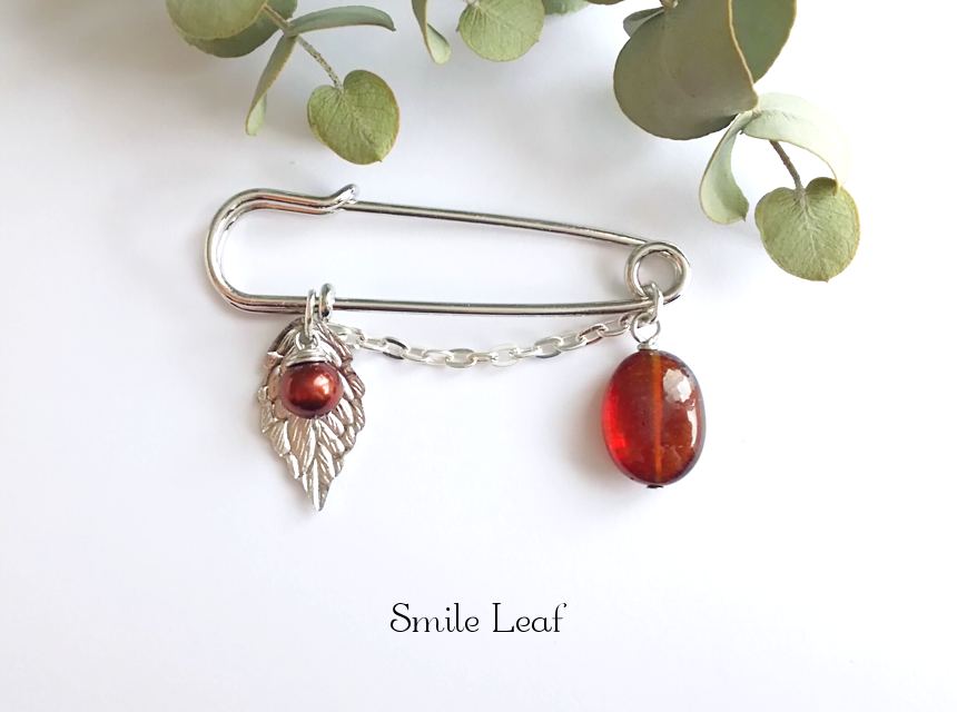 ヘソナイトガーネットと淡水パールのアンティーク風ブローチ