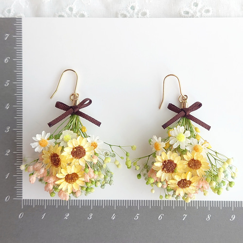 ひまわりとかすみ草のブーケピアス／イヤリングNo.01 ピアス