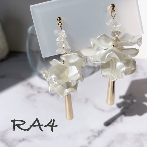 再販】水晶と花びらのゴールドピアス・イヤリング イヤリング 