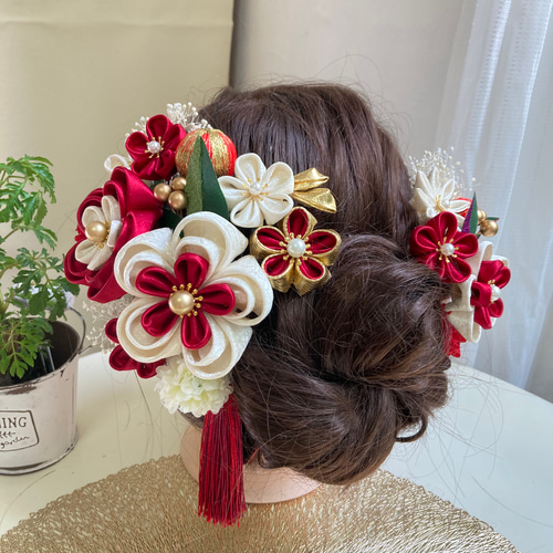 つまみ細工　髪飾り　濃いエンジ　アイボリー Amazon.co.jp: ワインカラー 髪飾り エンジ クレー アイボリー シック