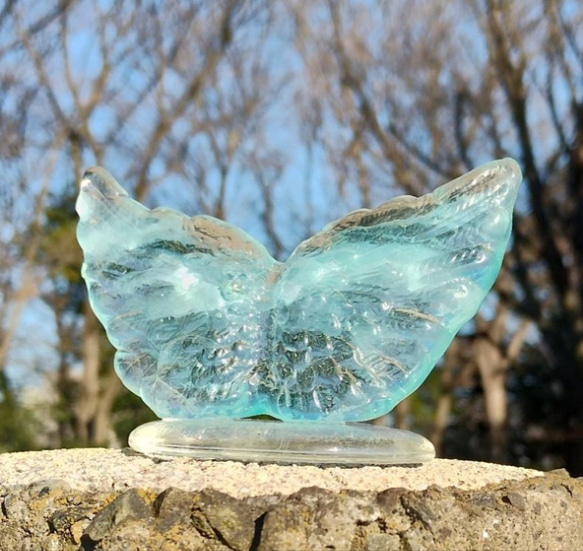 晴れやかブルー2023　ガラスの翼のオブジェ　アクアマリンブルー　ガラス製モニュメント　ガラス工芸　ラッキーシンボル 1枚目の画像