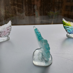 晴れやかブルー2023　ガラスの翼のオブジェ　アクアマリンブルー　ガラス製モニュメント　ガラス工芸　ラッキーシンボル 7枚目の画像