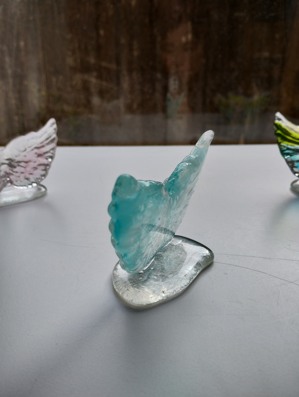 晴れやかブルー2023　ガラスの翼のオブジェ　アクアマリンブルー　ガラス製モニュメント　ガラス工芸　ラッキーシンボル 6枚目の画像