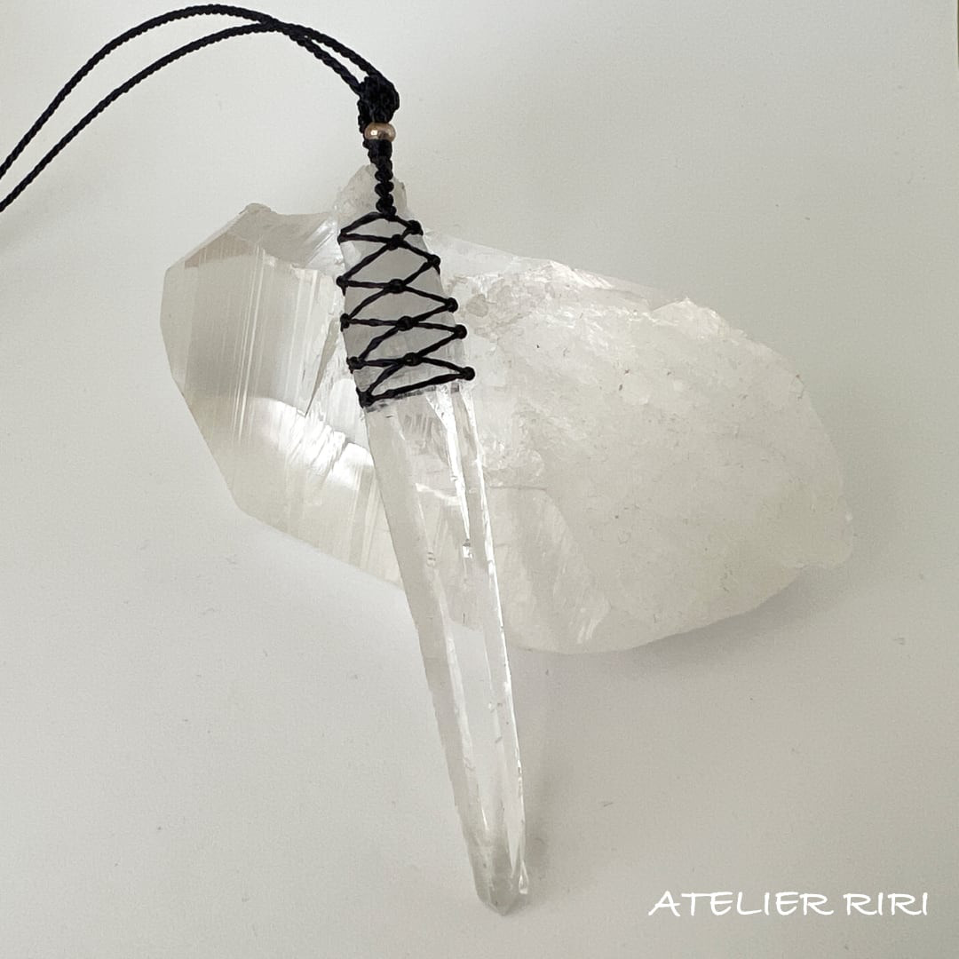 喜び［シンギングレーザークォーツ］マクラメネックレス