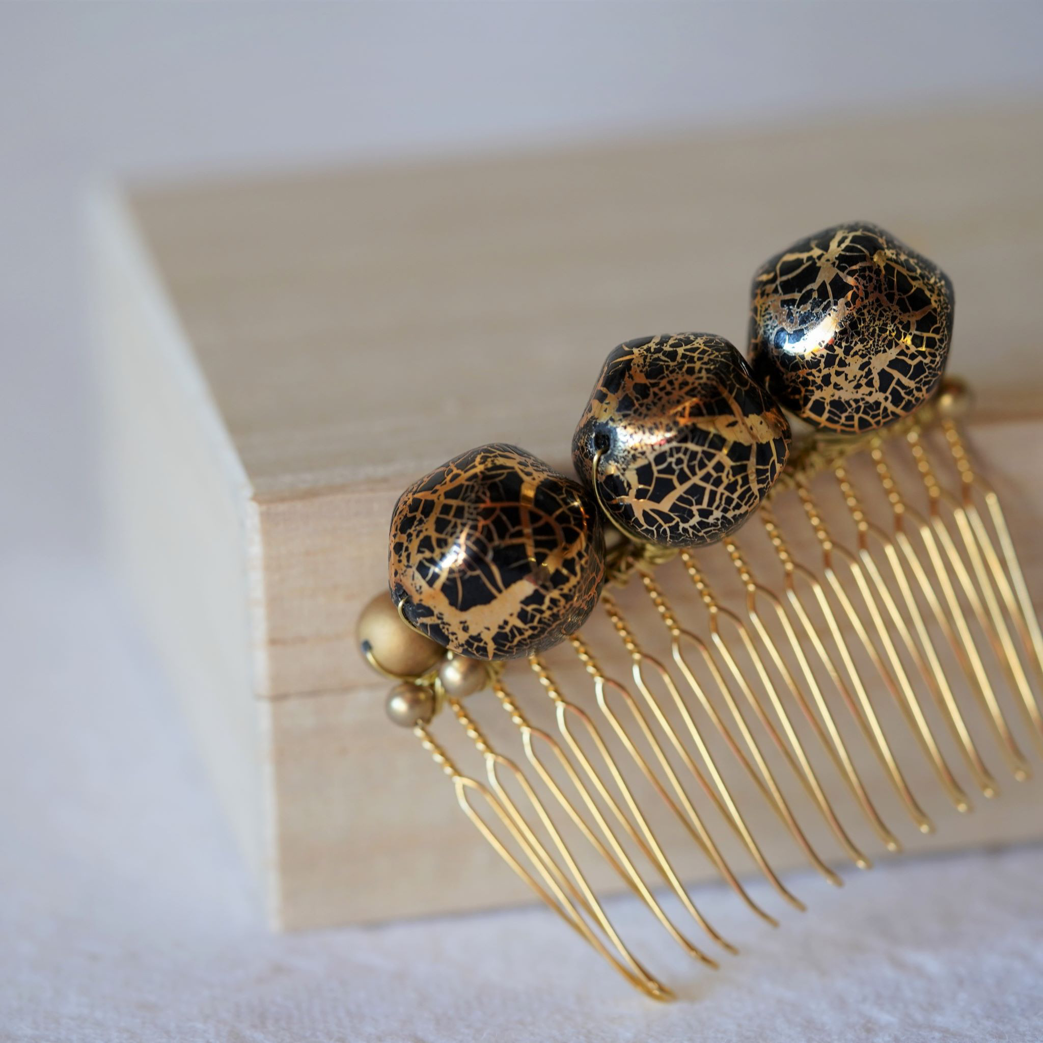 【＊＊結婚式・卒業式・入学式参列のフォーマルヘアに＊＊】  -ヴィンテージパール・ヘアコーム（black gold)- 4,872円