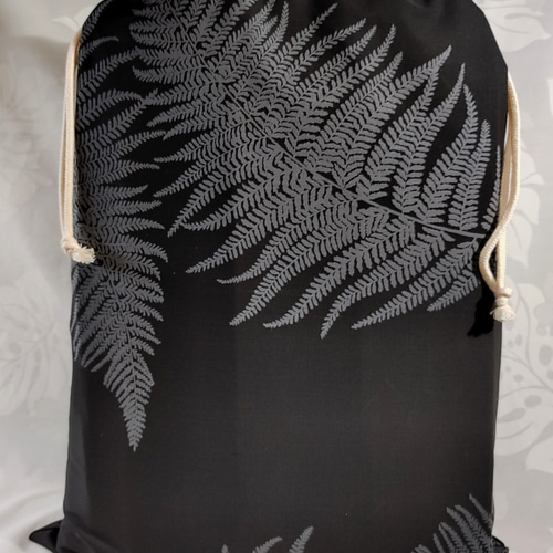 特大巾着ハワイアン生地ブラック系シダ柄 束口袋 hi-tiare 的作品