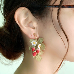 受注制作 いちごの耳飾り レース編みアクセサリー ピアスorイヤリング