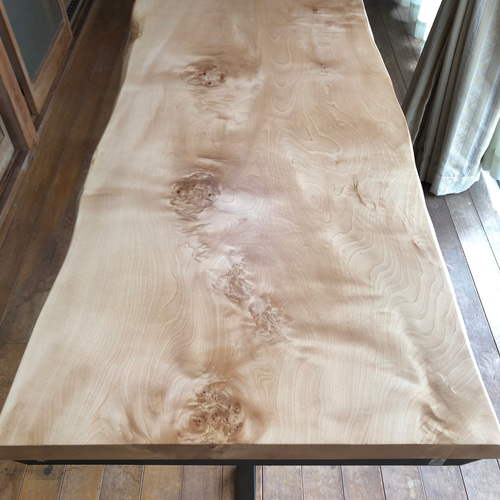 栃　一枚板テーブル　カウンターテーブル　アイアン脚　縮み杢 栃　一枚板テーブル　カウンターテーブル　アイアン脚　縮み杢