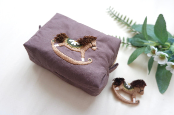 特集掲載】ふわふわ木馬刺繍のボックスポーチ ポーチ Szal 通販