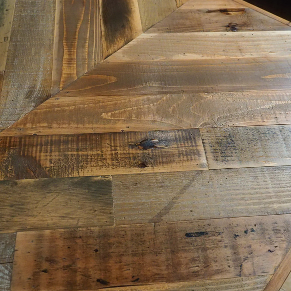 【在庫限り】無垢古材のヘリンボーンダイニングテーブル 4枚目の画像