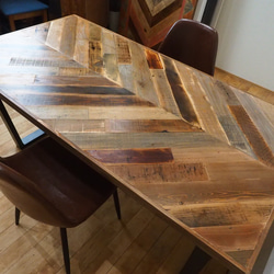 【在庫限り】無垢古材のヘリンボーンダイニングテーブル 2枚目の画像