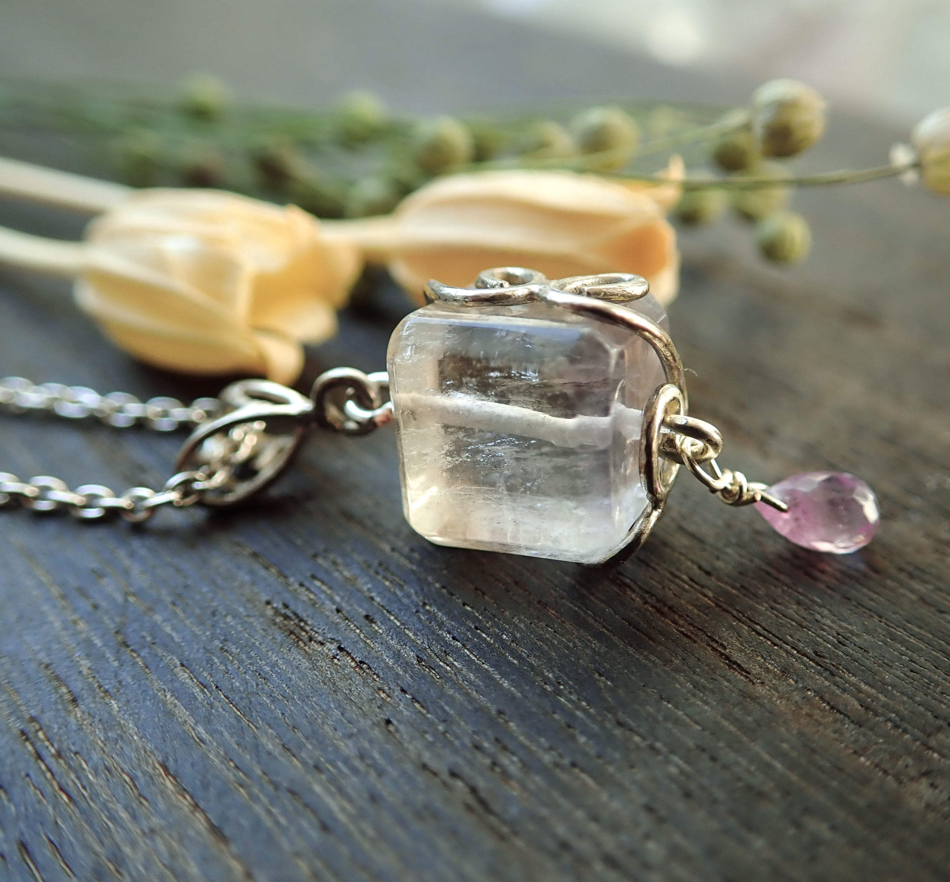 レインボーフローライトのキューブネックレス① 5,184円