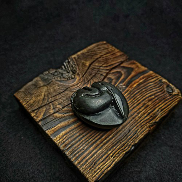 【茶寵 客製石彫】月兔 心型黑石膽 雕塑 石雕 茶寵 第7張的照片