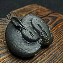【茶寵 客製石彫】月兔 心型黑石膽 雕塑 石雕 茶寵 第2張的照片