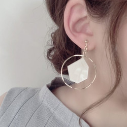 Color KAKERA big hoop pierce/earring(Beige×Pearl White) [cc] 3枚目の画像