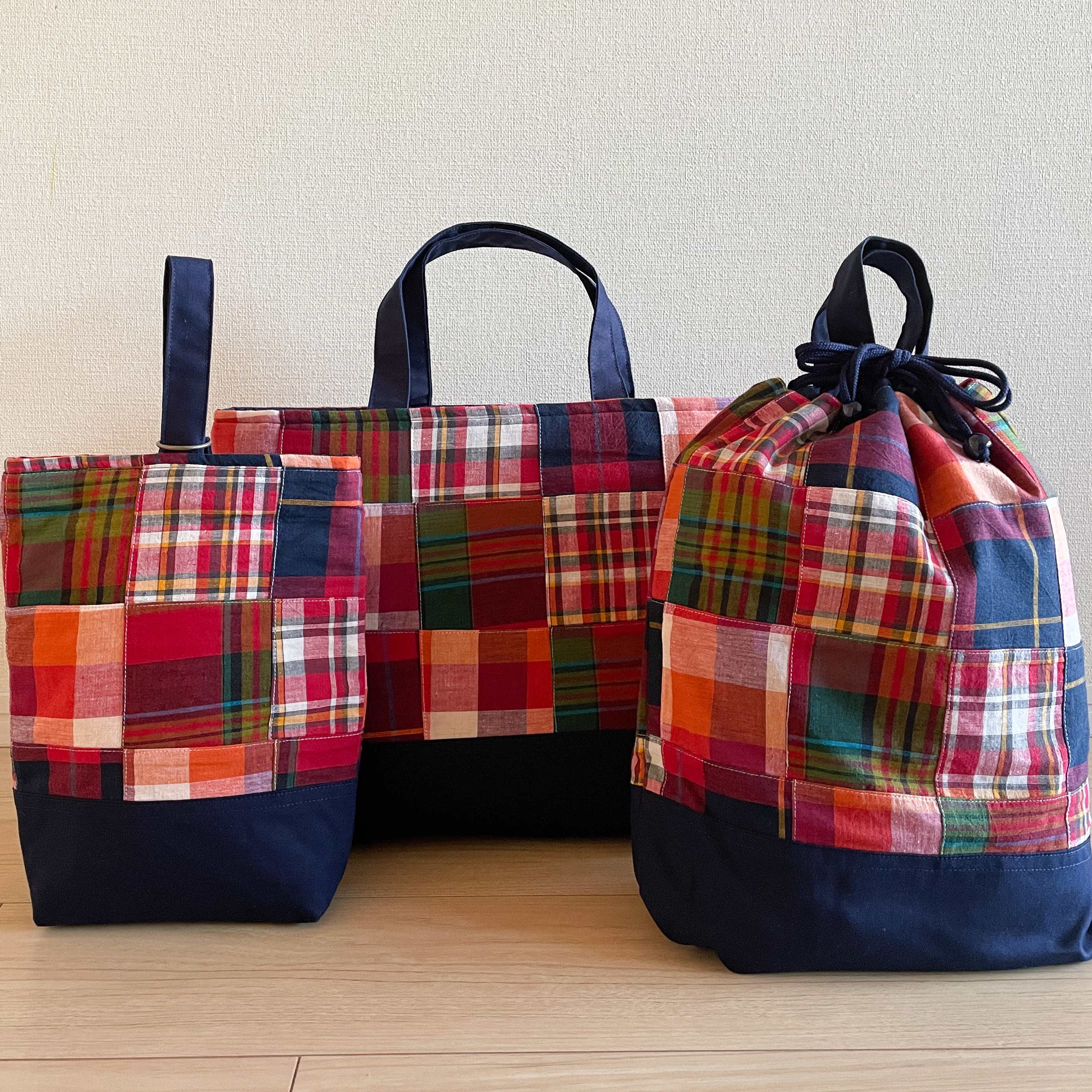 赤いマドラスチェックパッチワークのレッスンバッグセット　シューズバッグ　お着替え入れ　裏地キルティング　インド綿