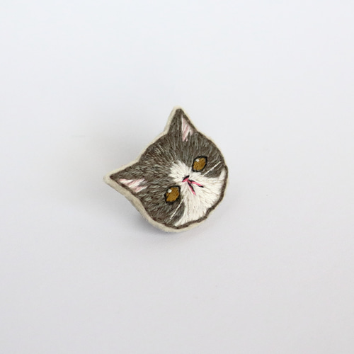 エキゾチックショートヘア 灰白 猫刺繍ブローチ ブローチ Homietoby