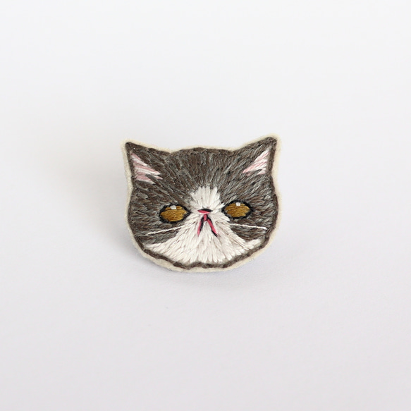 エキゾチックショートヘア 灰白 猫刺繍ブローチ ブローチ Homietoby