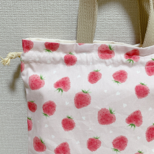お着替え袋　体操着袋　いちご　イチゴ　　苺　ピンク　ホワイト お着替え袋 体操着袋 いちご イチゴ 苺 ピンク ホワイト 巾着 お着替え