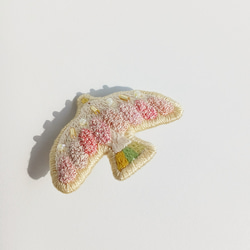 春色の鳥ブローチ 4枚目の画像