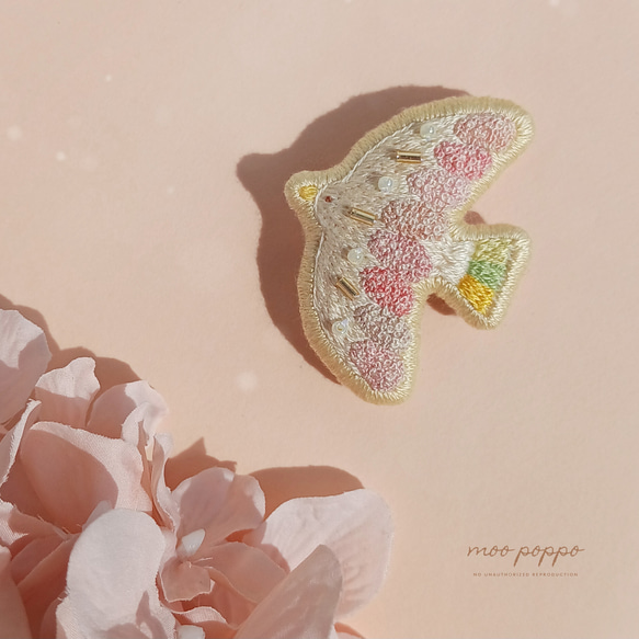 春色の鳥ブローチ 1枚目の画像