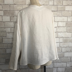 柔らか綾織フレンチリネン100%使用/ゆったりくるみボタンブラウス…(オフホワイト) 6枚目の画像